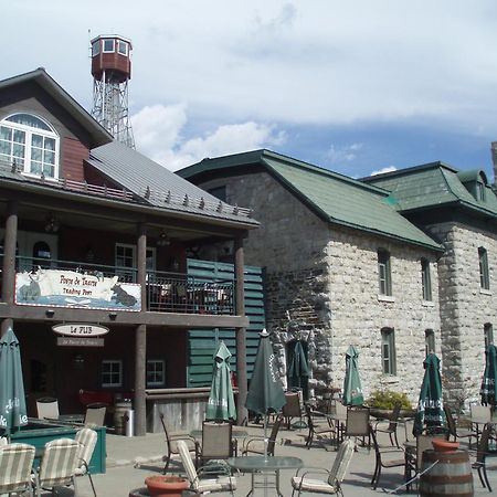 Chateau Logue Hotel Maniwaki Exterior photo