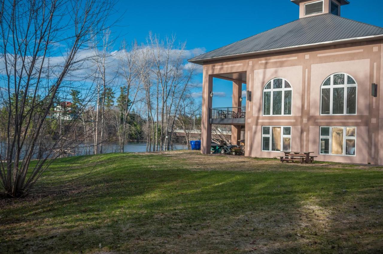 Chateau Logue Hotel Maniwaki Exterior photo