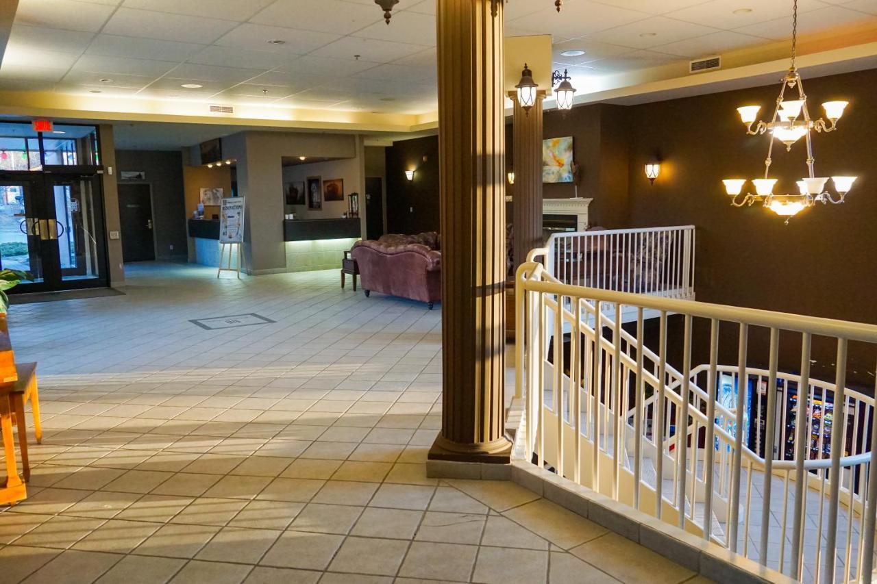 Chateau Logue Hotel Maniwaki Exterior photo