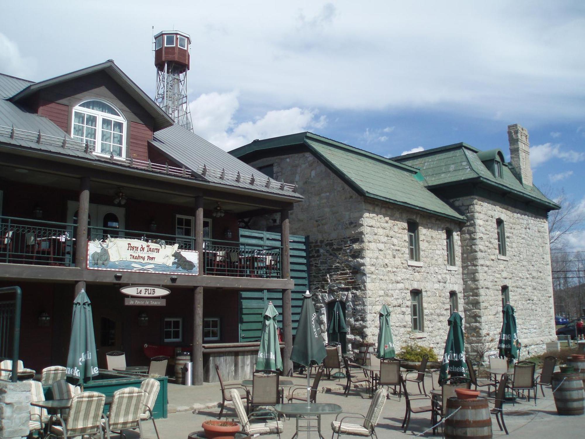 Chateau Logue Hotel Maniwaki Exterior photo