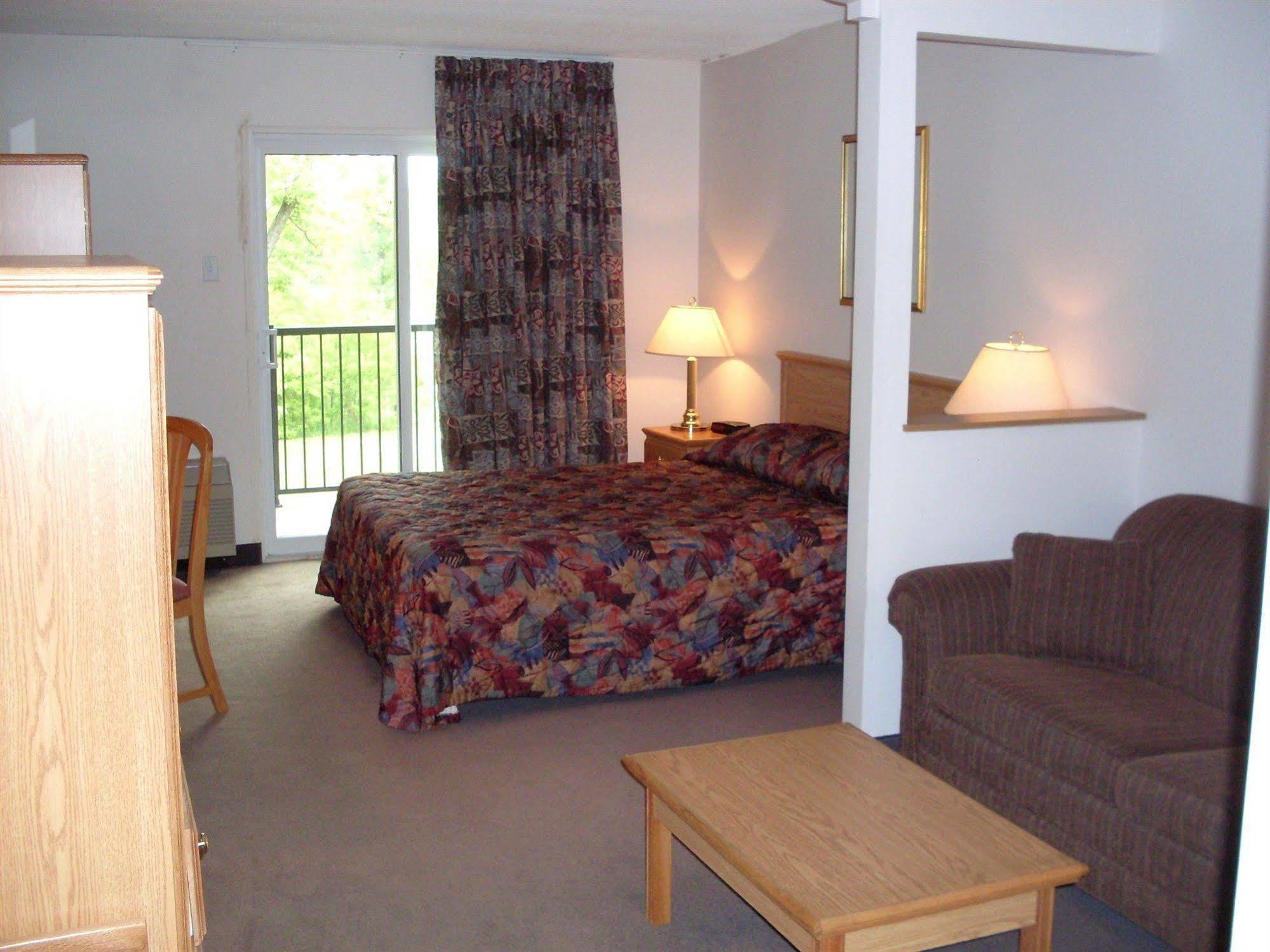 Chateau Logue Hotel Maniwaki Exterior photo