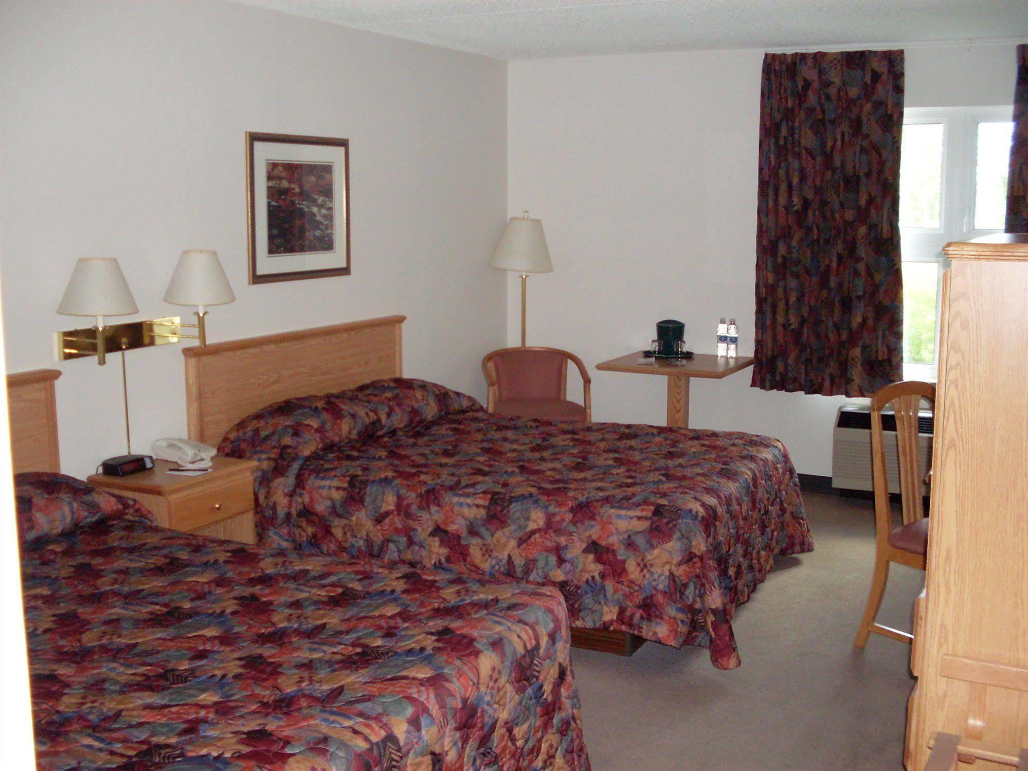 Chateau Logue Hotel Maniwaki Exterior photo