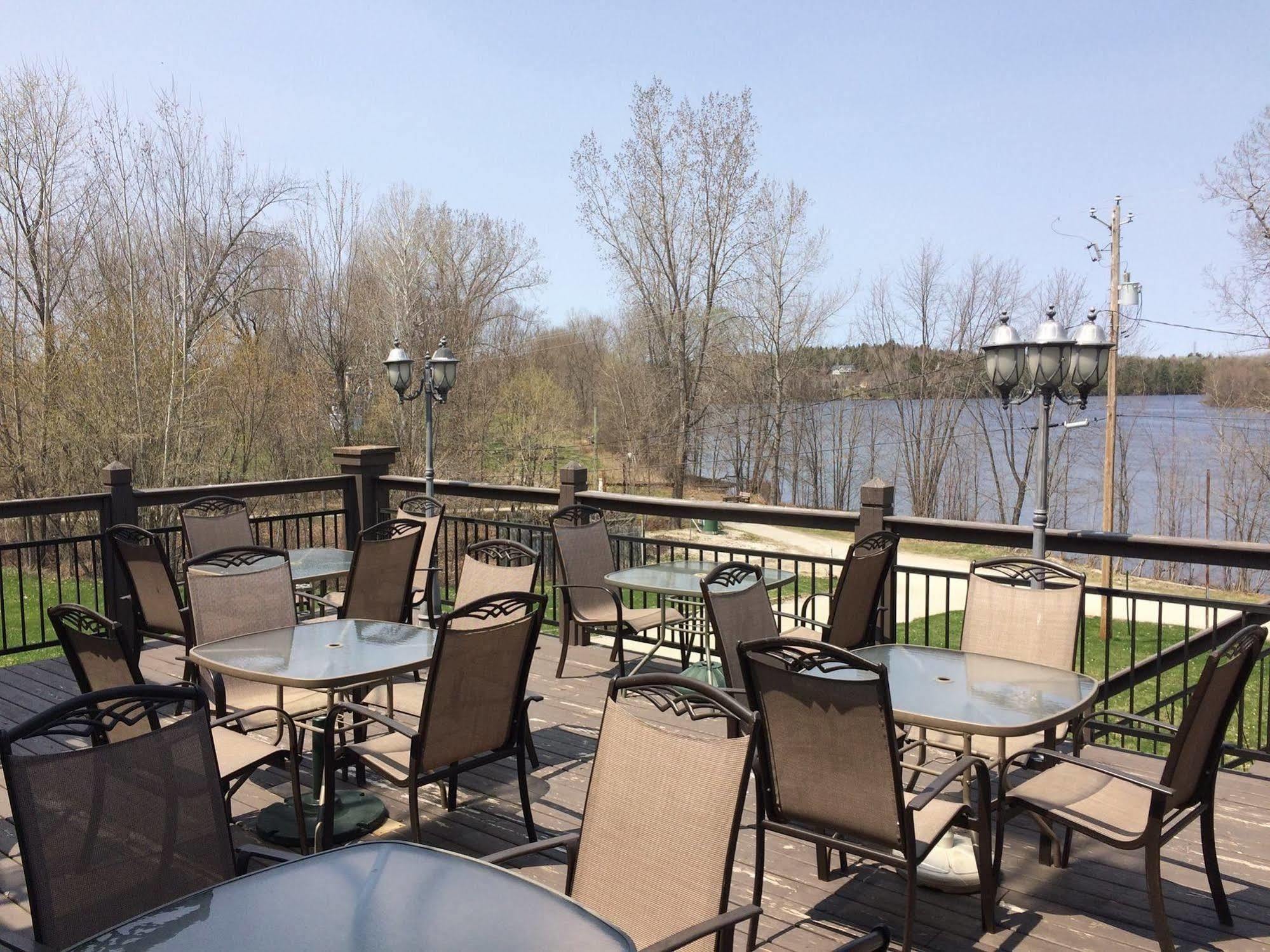 Chateau Logue Hotel Maniwaki Exterior photo