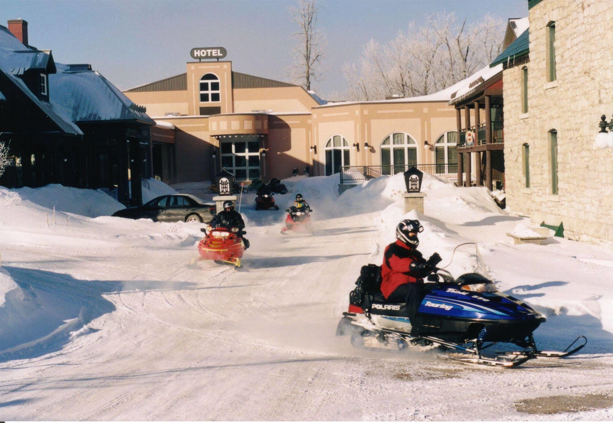 Chateau Logue Hotel Maniwaki Exterior photo