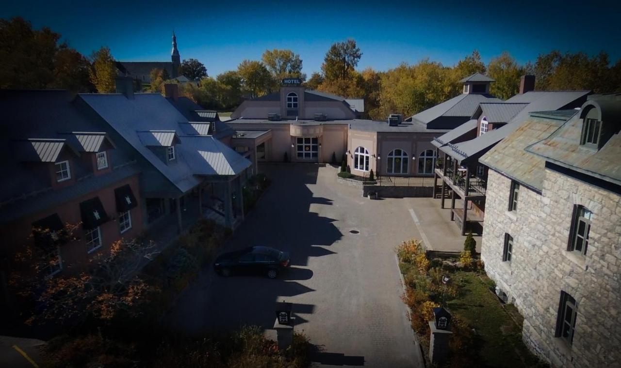 Chateau Logue Hotel Maniwaki Exterior photo